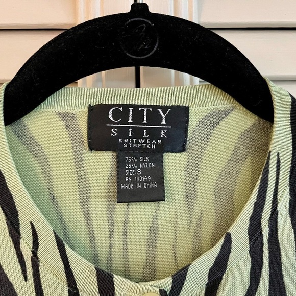 CITY SILK, LIGHTWEIGHT, BUTTON DOWN SWEATER. SIZE S. - Picture 3 of 4